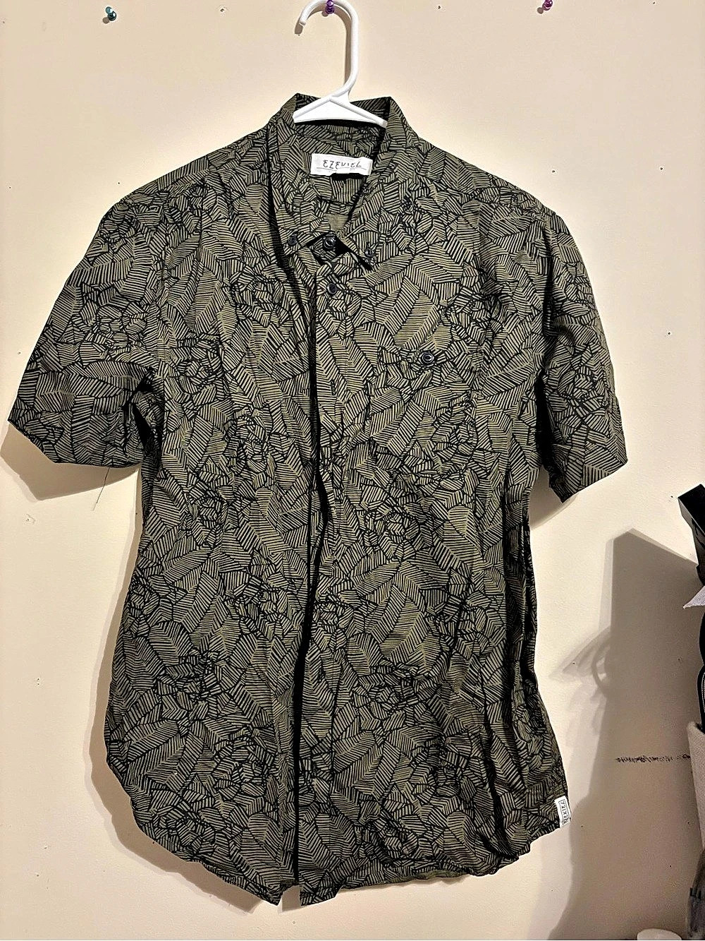 Ezekiel Men's Geometric Shirt Size Medium Like New